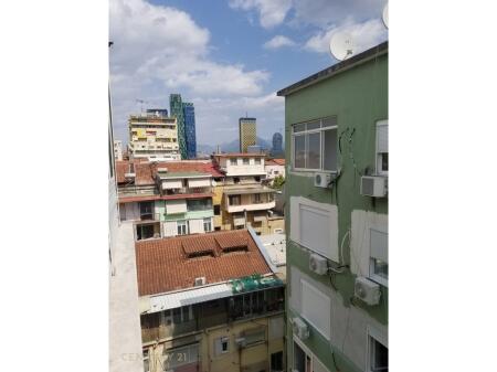 Apartament 3+1+2 me ballkon për qira në zemër të Bllokut!