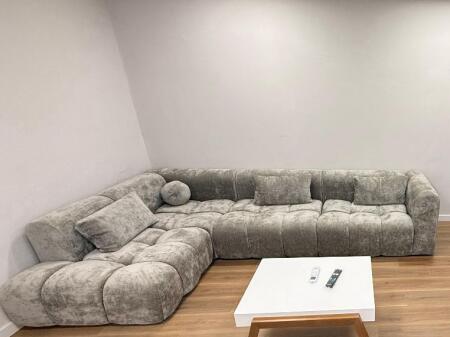 🏡 Shitet Apartament 2+1 + verandë 🛁 Tualet me dritare  📍 Kinostudio, Tiranë – Rruga Myslym Keta 📐 Sipërfaqe totale: 80 m² 🛋️ I pabanuar më parë – mobilim totalisht i ri & luks 🏗️ Kati i 5 (i fundit) – pallat me tulla të kuqe 🏦 Mundësi blerjeje edhe me kredi bankare 🌅 Orientim: Lindje – Perëndim me pamje të lirë  💶 Çmimi: 125,000 €   