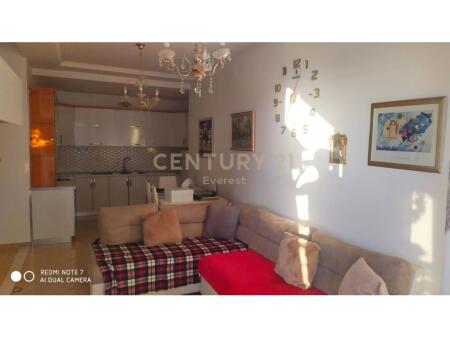 Fresku – Jepet me qira apartament 2+1 plotësisht i mobiluar!
