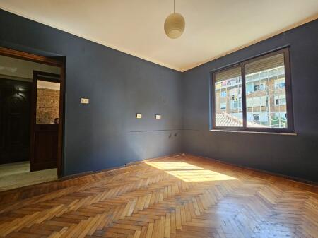 Jepet me qira ambient për ZYRË – Myslym Shyri Apartament 2+1 | 75 m² | Kati i 2-të Pamje nga rruga kryesore!