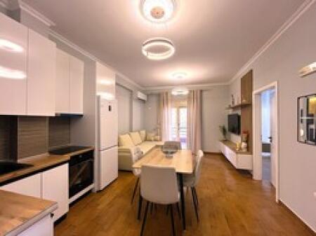 Apartament shumë i gjerë dhe i ri disa hapa larg Bulevardit