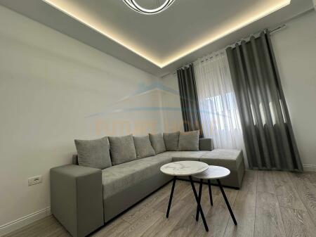 Apartament 2+1+2+Parkim për Qera, ndodhet pranë Vilës L, në zonën e Unazës së Re, Tiranë.
