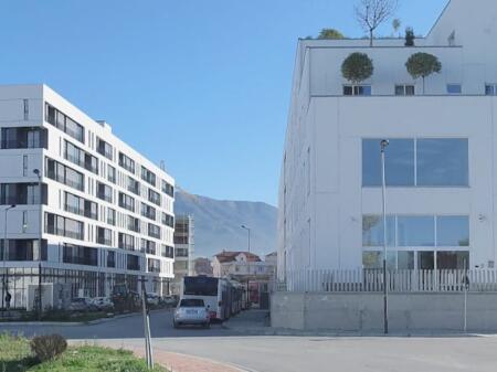 Terreno in affitto vicino alla rotatoria del 5 Maggio lungo la strada "Xhemal Sheh Abazi"
