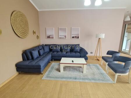 AFFITTASI APPARTAMENTO 3+1+2+VERANDA NEL CENTRO DI DURRËS !