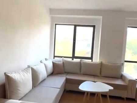 🏢Ne zonen e 5 Majit,,prane shkolles“Ardian Klosi”jepet me qera apartament 3+1+2,ne proces mobilimi.50,000Leke