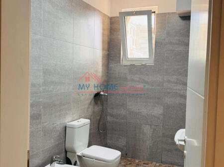 Zyre me qera tek RTSH Tirane