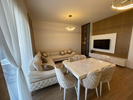 🏢Kombinat,Rruga Bernardin Palaj jepet me qera apartament 2+1+2+post parkimi,i sapo mobiluar. 800 EURO