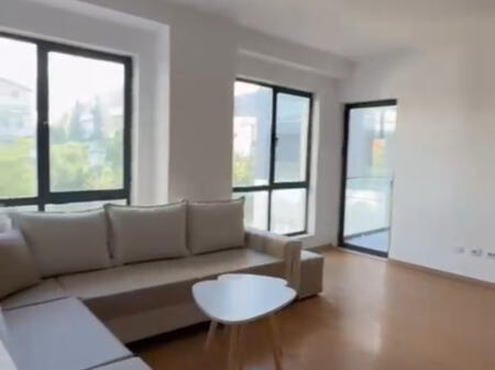 (Jepet dhe per studente) Jepet apartament 3+1+2 ne fund te rruges 5 maji , ne proces mobilimi