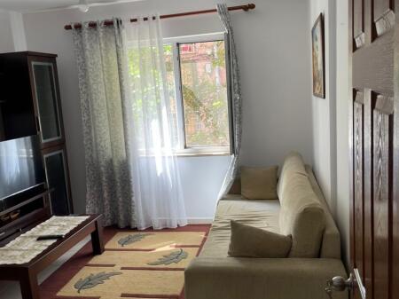 Jepet me qera Apartamenti 1+1+sallon ne vehte+ 2 tualete, Prane Ish Shqiponjes ( Blloku Gintash) ( Union Bank) 600 mie leke