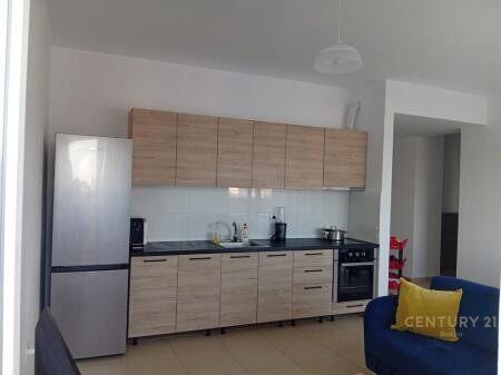 Apartament me qira 2+1 me verandë – Kombinat, Tiranë