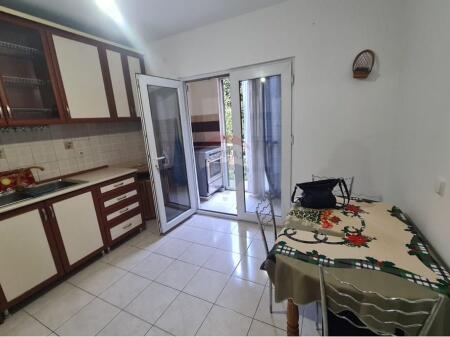 Ofrohet apartament 1+1+2 me qira tek blloku Gintas