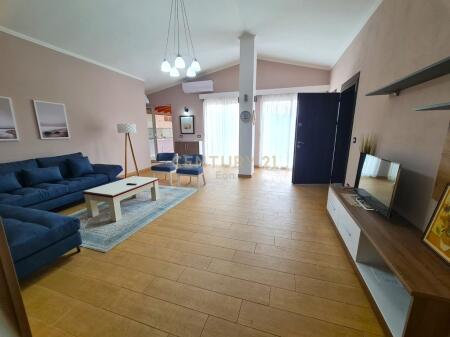 AFFITTASI APPARTAMENTO 3+1+2+VERANDA NEL CENTRO DI DURRËS !
