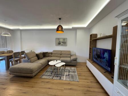 📣 QERA SUPER Apartament 2+1 Me Post Parking 📍 Prane Shkolles Se Kuqe ✨   🏢 Ndertim i Ri  🪜 Kati 2 (Me Ashensor)  🛋️ Mobiluar Me Kushte Bashkekohore  ✅ I Pa Banuar Me Pare  👨‍👩‍👧‍👦 Preferohen Kliente Familjare   💶 Cmimi 1.000 Euro