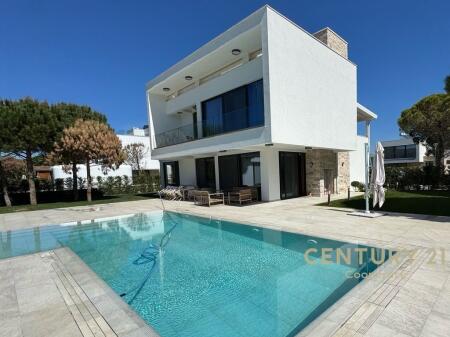 WE SELL A SUPER VILLA IN THE PRESTIGIOUS SAN PIETRO COMPLEX.