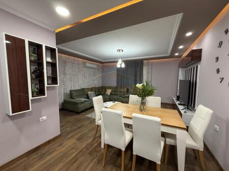 Shitet, Apartament 2+1, Komuna e Parisit