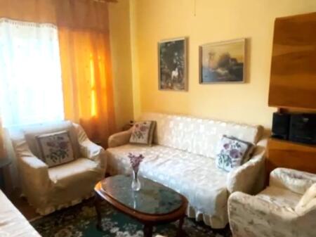 🏢Rruga Ferit Xhajko,perballe Ish Restorant Durresit jepet me qera apartament me siperfaqe75 𝐦2,2+1,i mobiluar