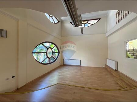 Villa for Rent in the Commune of Paris!