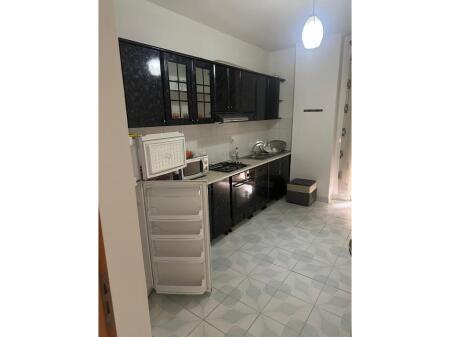 Apartament 2+1+2 me Qira pranë Ministrisë së Jashtme – Ideal për Banim ose Zyra