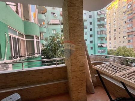 Apartament 2+1 per shitje tek Komuna Parisit!