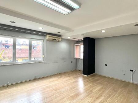 For Rent: Office with 3 Workspaces 📍Wilson Square (Post Office 8) - 800€ || 3rd Floor - 110m² - Perfect Location✨️