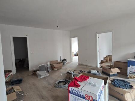 Pazar i Ri Shitet Apartament 2+1+2+Garderob Dhe Opsion Parkimi