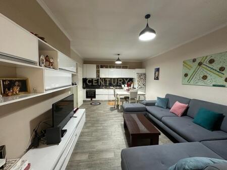 Ofrojme per qira apartament te tipologjise 1+1 ne rrugen e Dibres prane Spitalit Amerikan 2. Apartamenti organizohet nga nje korridor shperndares, sallon i bollshem sebashku me ambientin e gatimit, nje dhome gjumi si dhe nje tualet. Ofrohet totalisht i mobiluar ne nje zone mjaft te aksesueshme dhe te preferuar per banim. Per me shume informacion ose nje vizite ne prone na kontaktoni!