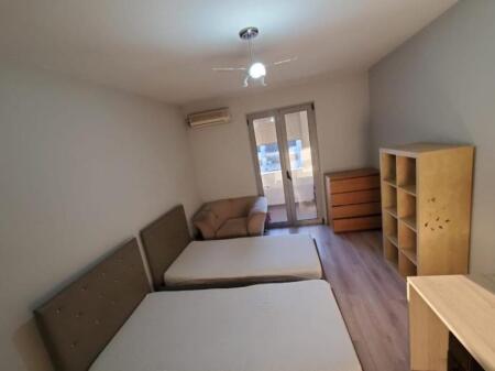 Jepet me qera apartament 2+1 te Rruga Bardhyl Perballe me Bar Oslo,