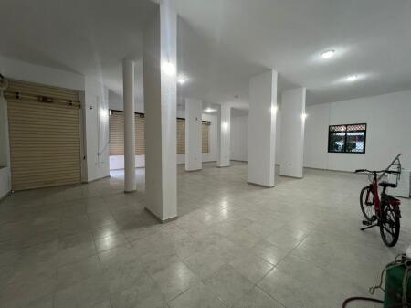 🏢 Locale Commerciale in Affitto  - Xhamllik, Tirana