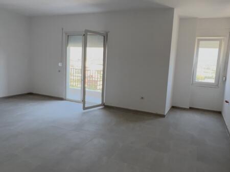 Shitet apartament Kamez