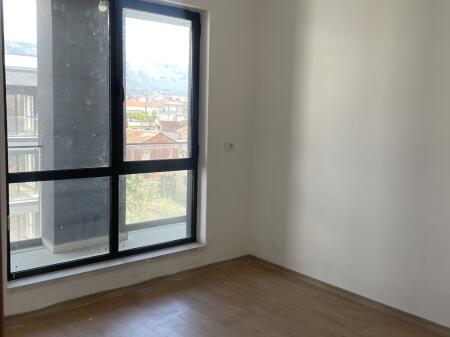 Jepet me qera apartament 2+1 pjeserisht i mobiluar tek 5 Maj kompleks i ri!