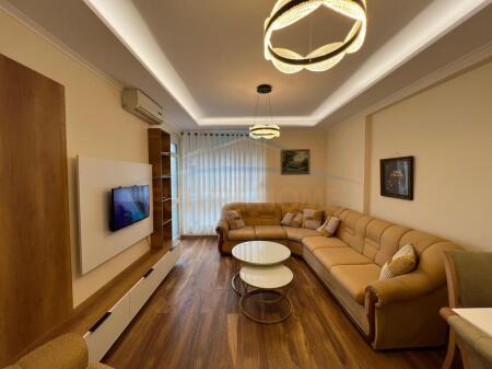 Shitet, Apartament 1+1, Pazari I Ri , Tiranë.