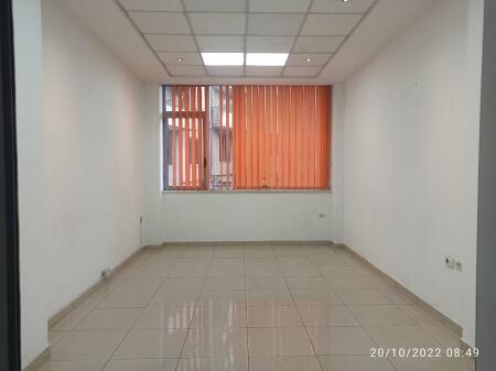 🏢Via Dibra, vicino al Complesso Halili, si affitta locale commerciale, con superficie 28, Vuoto 30.000 Lek (Netto)
