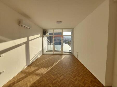 INVESTED OFFICE FOR RENT IN THE MUNICIPALITY OF PARIS !