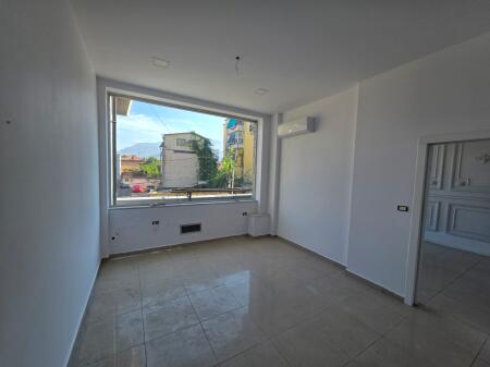 Via Dibres, vicino al Complesso Halili, si affitta locale commerciale, con superficie di 47.7m2, vuoto. 400 Euro (Netto)
