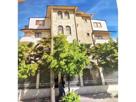 Edificio di 5 piani ideale in affitto per alloggio, clinica, scuola, airbnb, ecc.