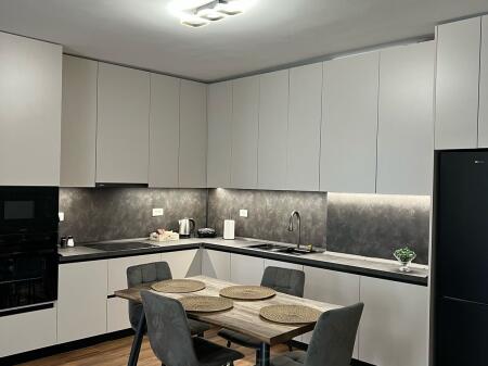 Jepet me Qera Apartament 2+1 me Mobilim Luksoz, Durrës (pranë Stacionit të Trenit)
