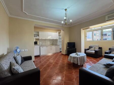 Shitet apartament 1+1 prane Pazarit te ri