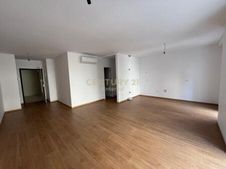 Ambient Per Zyra Me Qira Te Garden Side Residence Prane Air Albania 1,000 € /Muaj