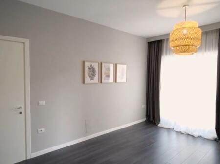 •Apartamenti ndodhet ne Rr.Barrikadave përballë shkollës Lidhja Prizrenit.