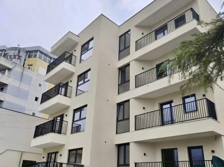 Appartamento Contemporaneo Trilocale con Balcone in Vendita a Tirana