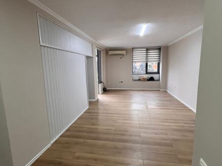 ✨ Jepet me Qira Apartament 2+1+2  📍 Vendndodhja: Direkt mbi Piano Bar Elysee  💶 Çmimi: 1,500 € bruto / muaj