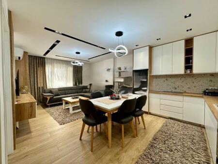 QIRA, APARTAMENT 1+1 + POST PARKIMI! 600 € /Muaj