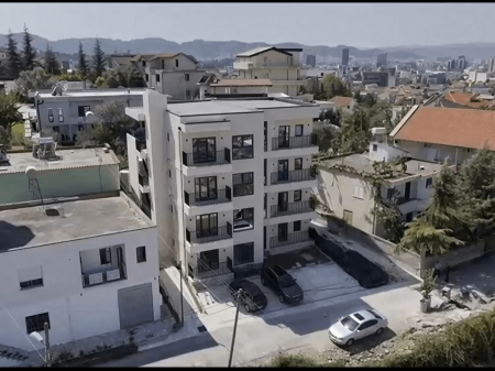 Appartamento Bilocale all’Ultimo Piano con Balcone in Vendita a Tirana