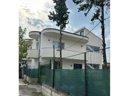 KAMËZ, OFROJMË PËR QIRA VILË DY KATËSHE NË QËNDËR!