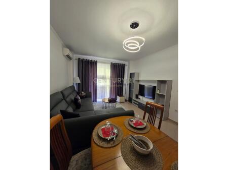 Apartament 2+1 me Verandë të Madhe në Rrugën "5 Maj", pranë Shkollës "Tirana Jonë" 650 € /Muaj
