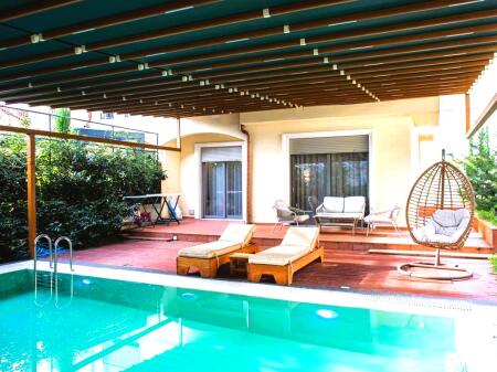 A Porta E Gjelbert Vendiamo Villa di Lusso con Piscina!