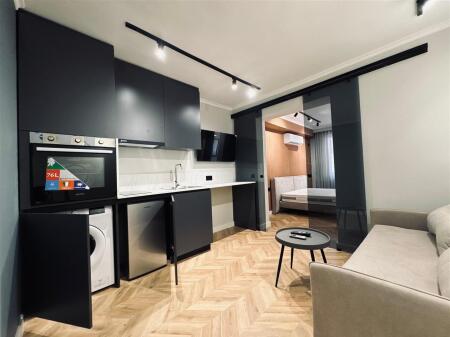 Shiten: 2 apartamente (1+1 dhe 1 Studio) Rr. Mine peza perballe komisariatit 3.