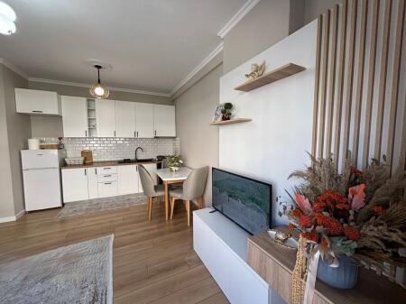 Apartament 2+1 me Verandë të Madhe në Rrugën "5 Maj", pranë Shkollës "Tirana Jonë" 650 € /Muaj