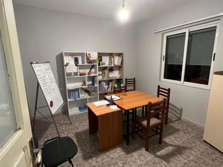 Jepet apartament 2+1 i pershtatshem per zyra me qera ne Myslym Shyr