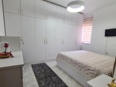 Jepet me qera apartamenti 1+1 Rruga Kongresi Manastirit , prane gjimanzit Cajupi Cmimi: 50.000 Leke te reja
